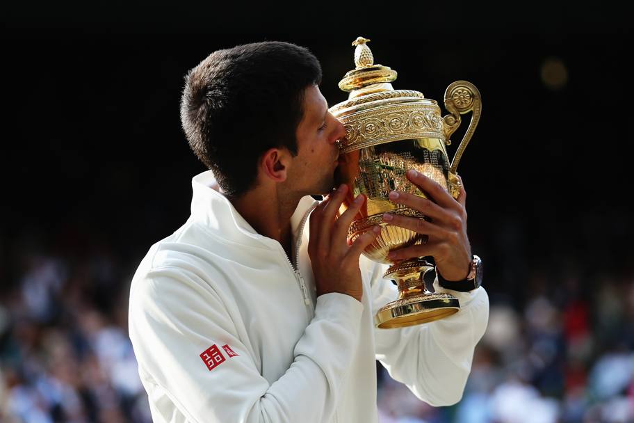 Al termine di quattro ore di autentica battaglia Novak Djokovic ha vinto la finale di Wimbledon. Il tennista serbo, che torna numero uno del mondo, ha sconfitto in cinque set, per 6-7 (7) 6-4 7-6 (4) 5-7 6-4, lo svizzero Roger Federer, numero 4 del ranking internazionale. Getty